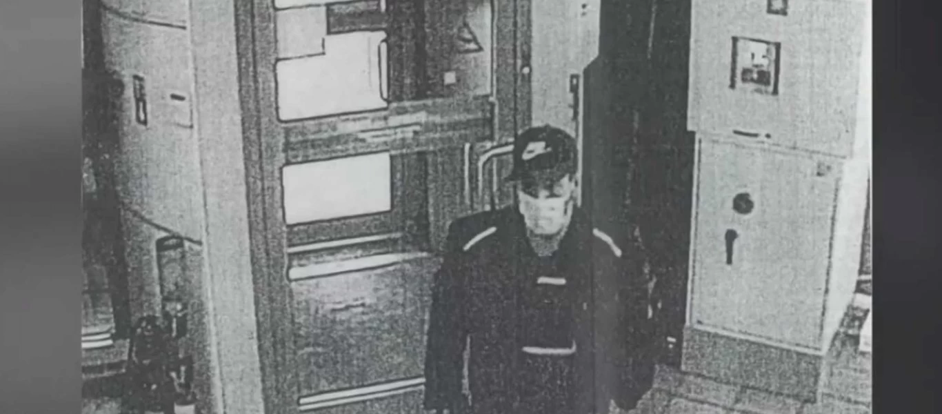 Ριφιφί στο Ψυχικό: Φωτογραφία ντοκουμέντο με τον 58χρονο να βγαίνει από την τράπεζα